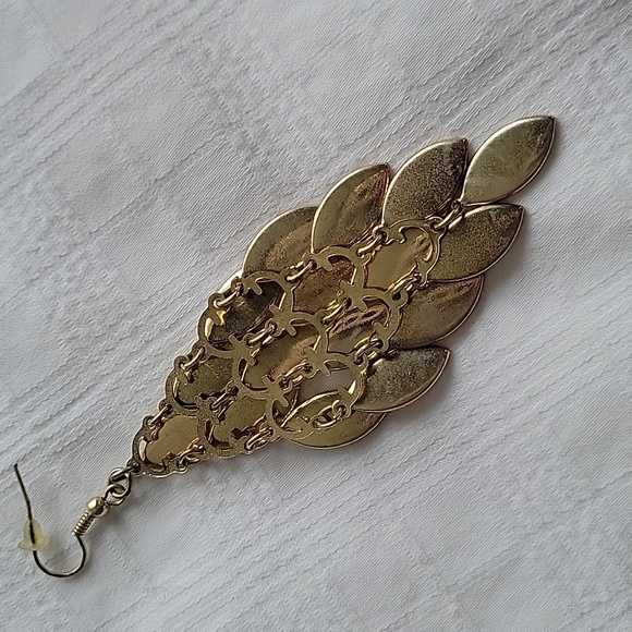 🔥3/$15 Nude colored dangling earrings - Picture 2 of 3